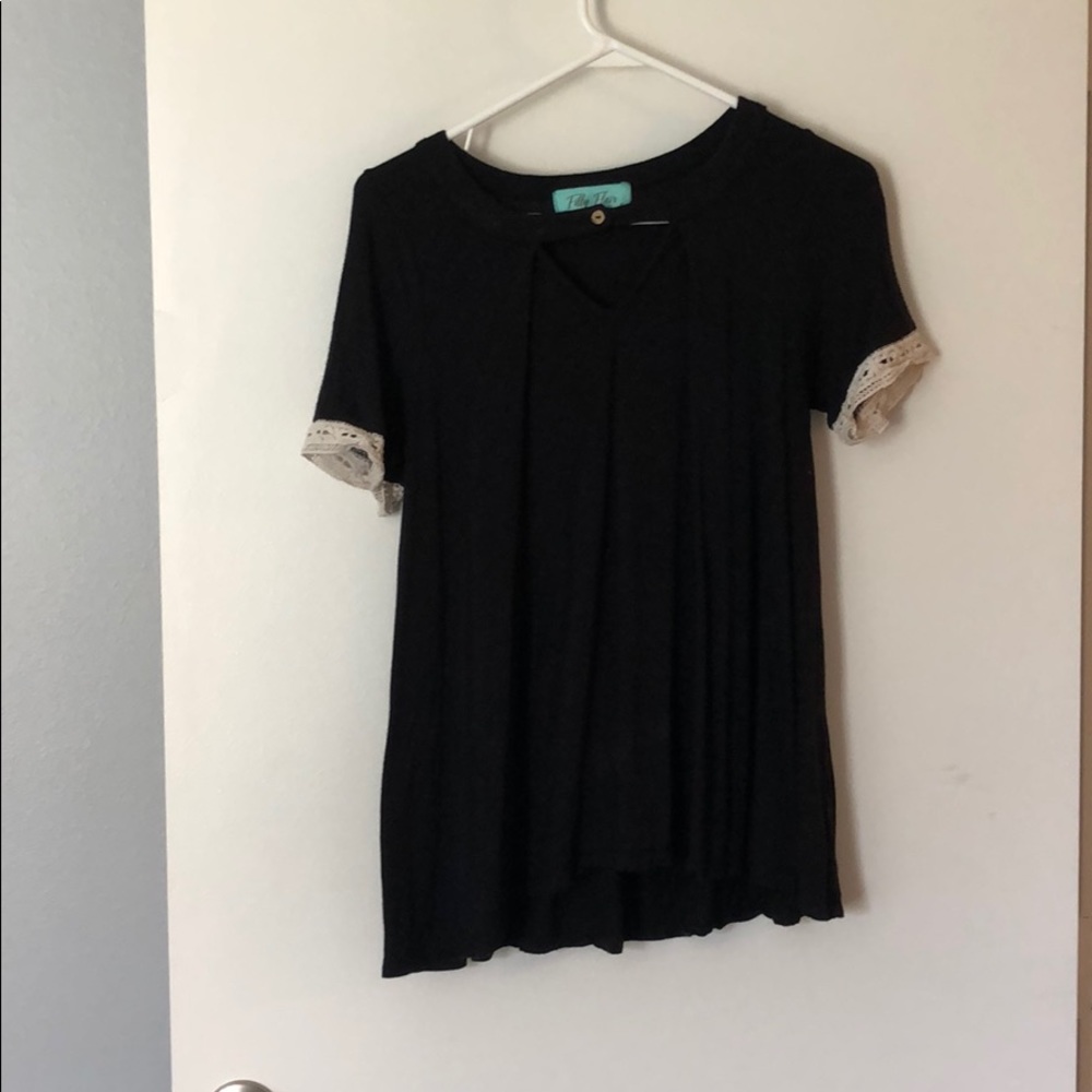 Black Lace-sleeved Top